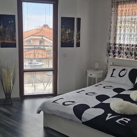 Black And White Apartment Karlowo Exterior foto