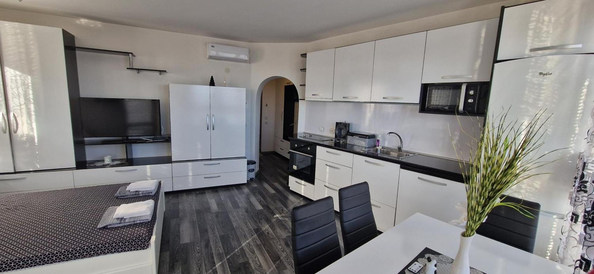 Black And White Apartment Karlowo Exterior foto